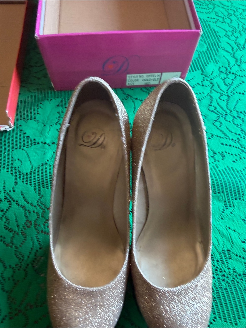 Delicious Glitter Round-Toe Pumps in Gold